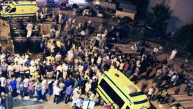 Egypťané se shlukli před nemocnicí El Arish, kam byli převezeni zranění
