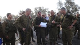 Izraelští vojáci zkoumají místo útoku