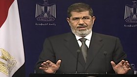 Prezident Mursí se snažil situaci zklidnit, zároveň však lidem sdělil, že odstoupit nehodlá.