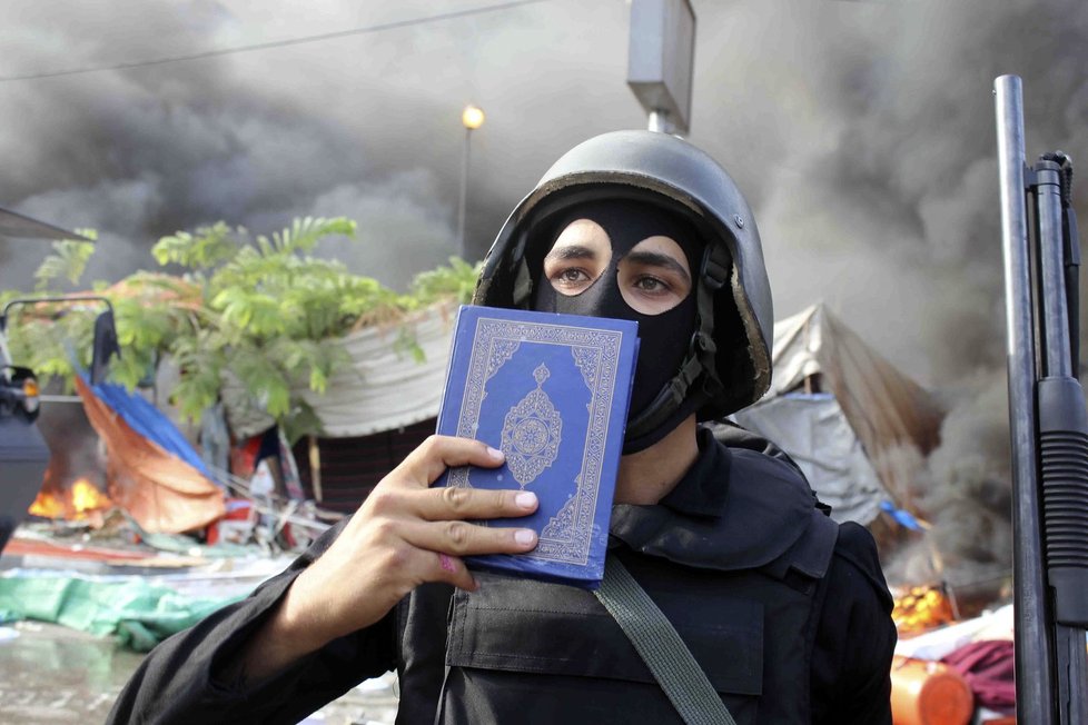 Zasahující policista vytáhl Korán