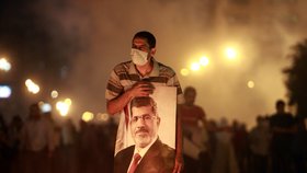 Nepokoje v Egyptě: Zraněný demonstrant s plakátem svrženého prezidenta Mursího