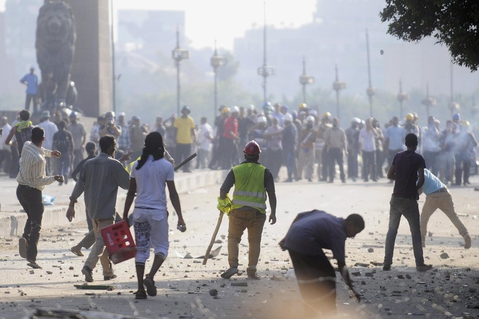 Nepokoje v Egyptě: V egyptských ulicích pokračují střety mezi zastánci a odpůrci svrženého prezidenta Mursího