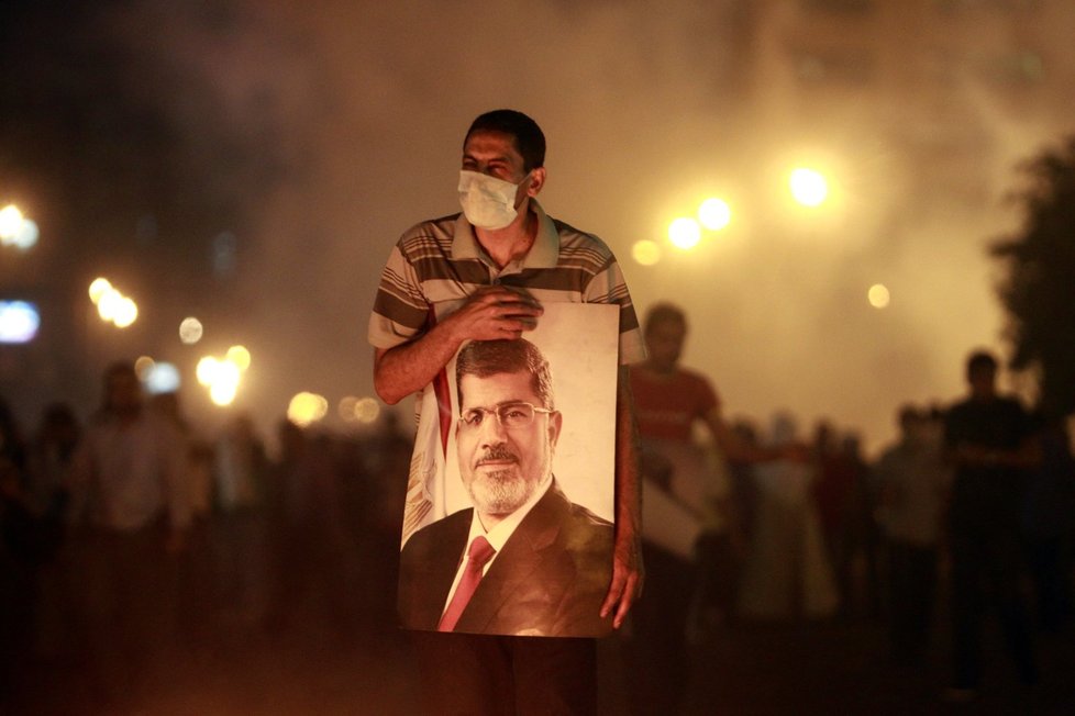 Nepokoje v Egyptě: Zraněný demonstrant s plakátem svrženého prezidenta Mursího