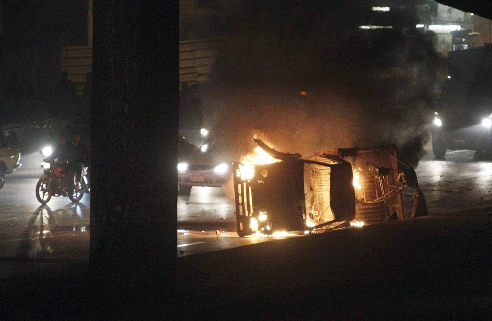 Protestující zapalují auta přímo na silnicích