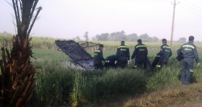 Záchranáři a policisté zkoumají ohořelé trosky koš balonu