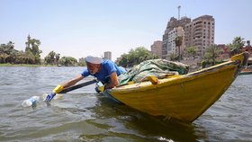 Nil je zamořený tunami plastů. Ochránci přišli s netradiční brigádou pro rybáře