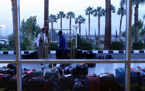Egyptské hotely se vylidňují, turisté v obavách o vlastní bezpečnost balí na cestu domů.