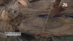 Jedna z mrtvol nalezených v masovém hrobě s Sinajském poušti.