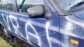 Neznámý vandal Petrovi na dveře nasprejoval slovo Vrah