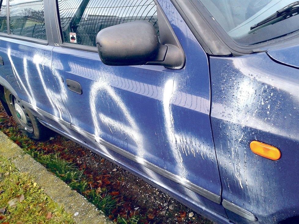 Neznámý vandal Petrovi na dveře nasprejoval slovo Vrah.