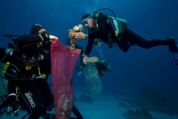 Dovolenkový ráj Čechů zaplavily tuny plastů. Vláda zatrhla brčka i igelitky