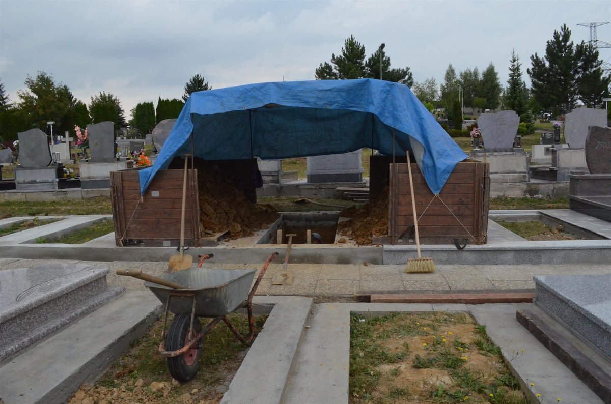 Hrob je v nové části hřbitova v Karviné-Ráji.
