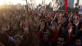 Fotbaloví fanoušci protestovali u káhirského soudu v průběhu procesu.
