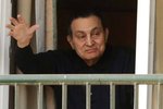 Egyptský soud v sobotu poslal bývalého prezidenta Husního Mubaraka a jeho dva syny na tři roky do vězení za zneužití státních peněz.