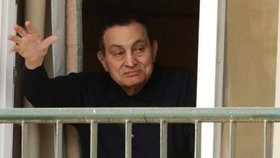 Egyptský soud v sobotu poslal bývalého prezidenta Husního Mubaraka a jeho dva syny na tři roky do vězení za zneužití státních peněz.