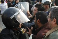 V Egyptě umírali na ulici lidé! Demonstranti i policista