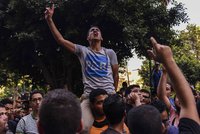 Vypálené broky a slzný plyn. Policie se s demonstranty v Egyptě „nemazala“