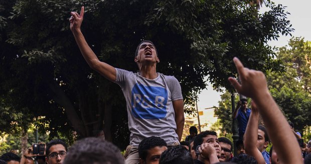 Vypálené broky a slzný plyn. Policie se s demonstranty v Egyptě „nemazala“