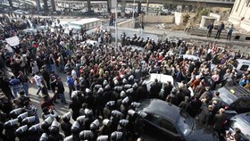 V Káhiře se s policií střetl protestující dav.