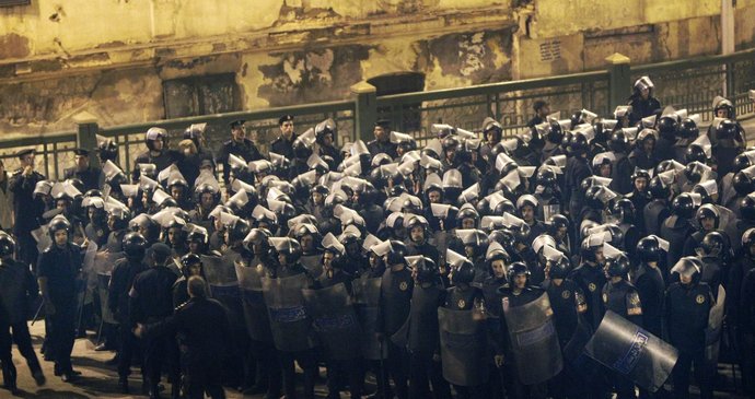 Obrovská skupina těžkooděnců vzdorovala demonstrantům.