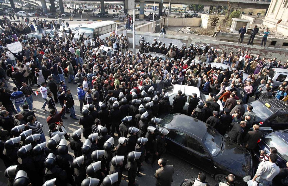 V Káhiře se s policií střetl protestující dav.