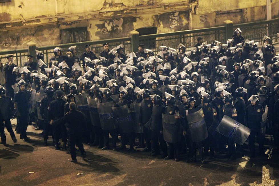 Obrovská skupina těžkooděnců vzdorovala demonstrantům.