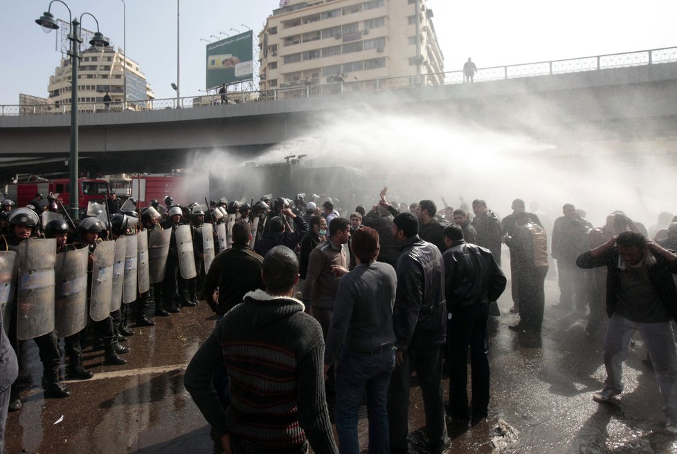 Demonstranty rozháněli vodním dělem.