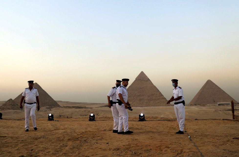 Egypt odhalil nové zařízení pro turisty na náhorní plošině u Káhiry, kde se nachází Pyramidy v Gíze