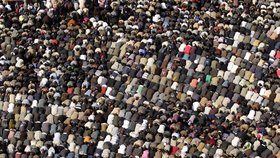 Muslimové se klaní při modlidbě