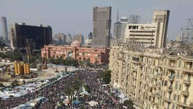 Tisíce lidí na náměstí v Káhiře.