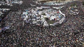 Společná modlidba tisíců lidí na náměstí Tahrír