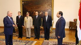 Egyptský ministr spravedlnosti (vlevo) musel svůj post opustit. Na snímku při nástupu do fuknce v květnu roku 2015.