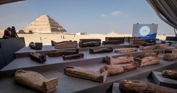 Stovky sarkofágů, mumie a desítky zlacených sošek. Archeologové v Egyptě ukázali velký úlovek