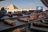 Stovky sarkofágů, mumie a desítky zlacených sošek. Archeologové v Egyptě ukázali velký úlovek