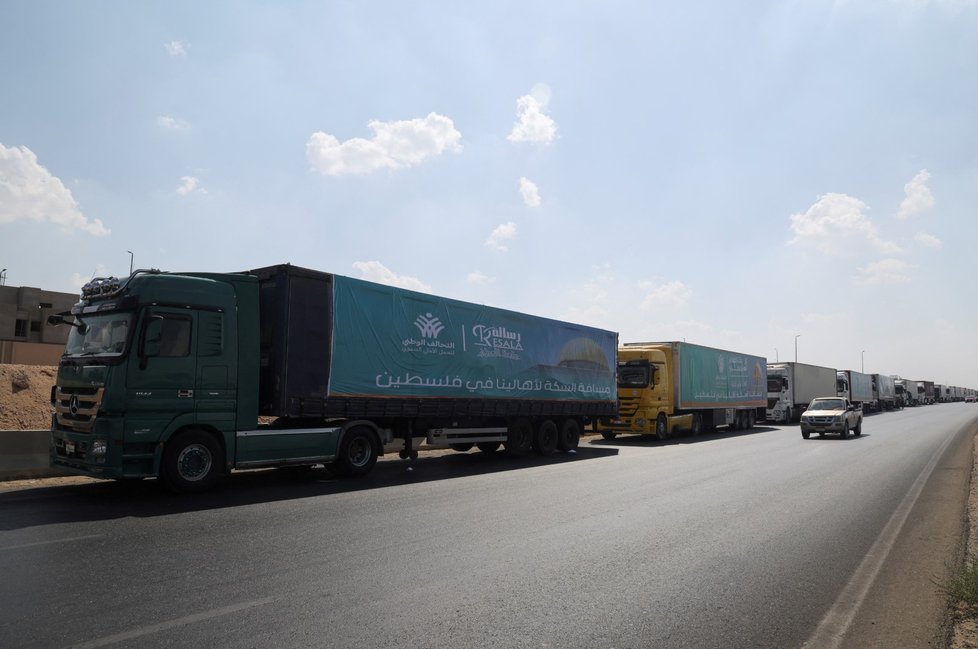 Kamiony s humanitární pomocí čekající na otevření hranic Egypta s Gazou (14. 10. 2023).