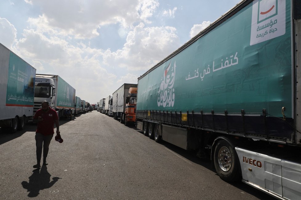 Kamiony s humanitární pomocí čekající na otevření hranic Egypta s Gazou (14. 10. 2023).
