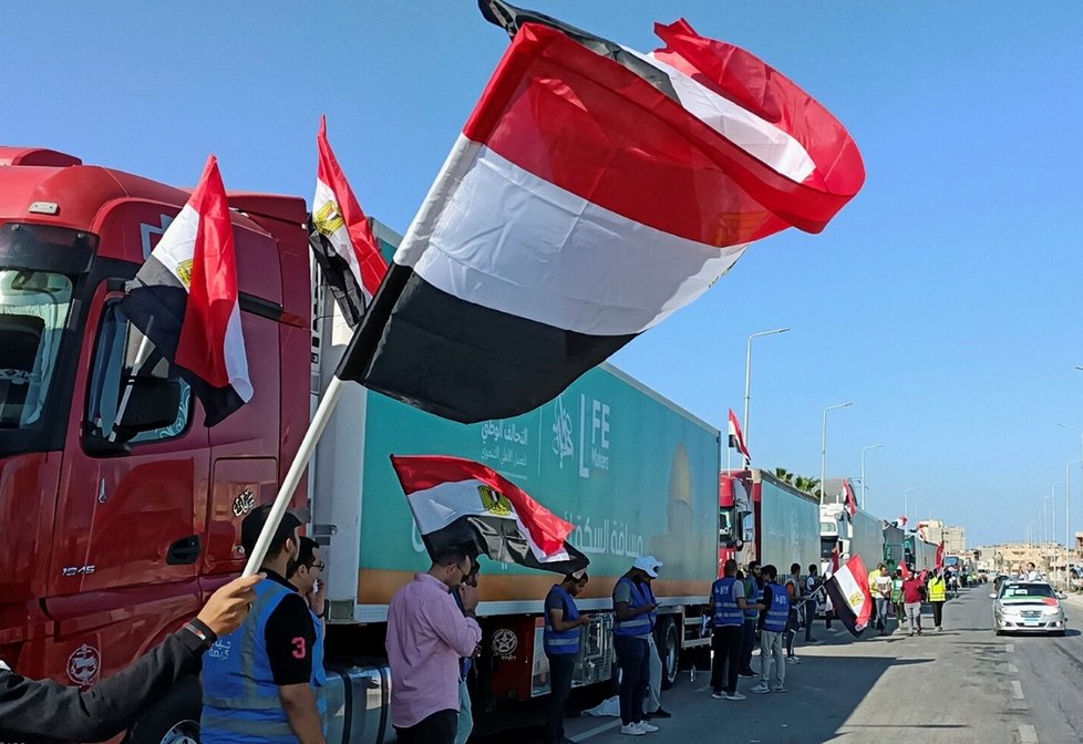 Egyptské neziskovky vezou pomoc Gaze - čekají však na otevření přechodu Rafah (15. 10. 2023).
