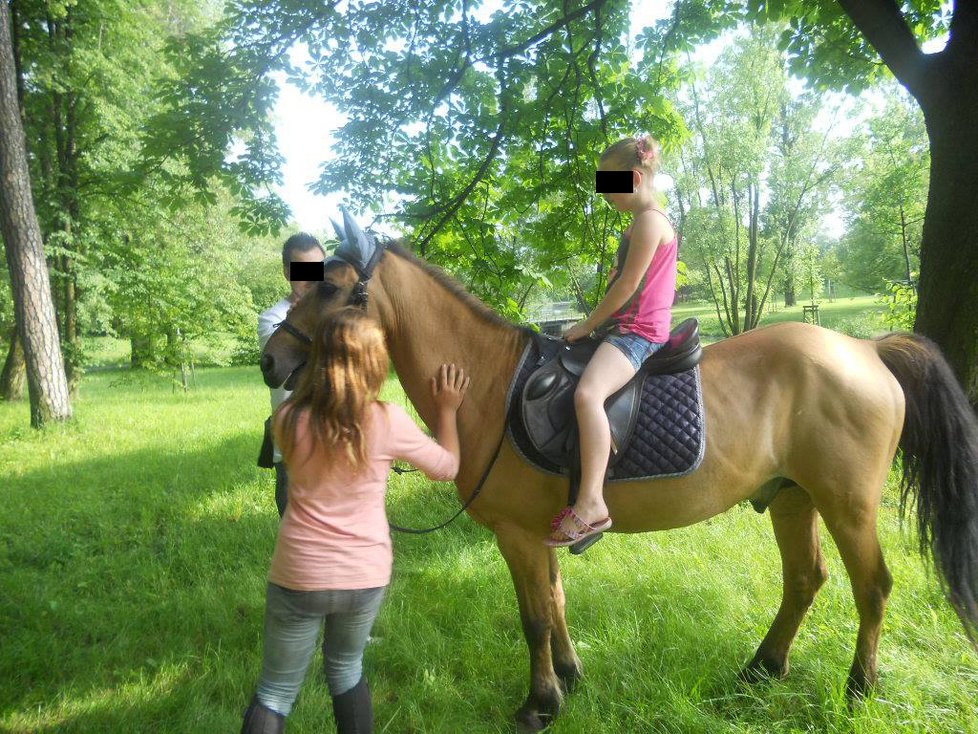 Klárka už si na koni nikdy nezajezdí