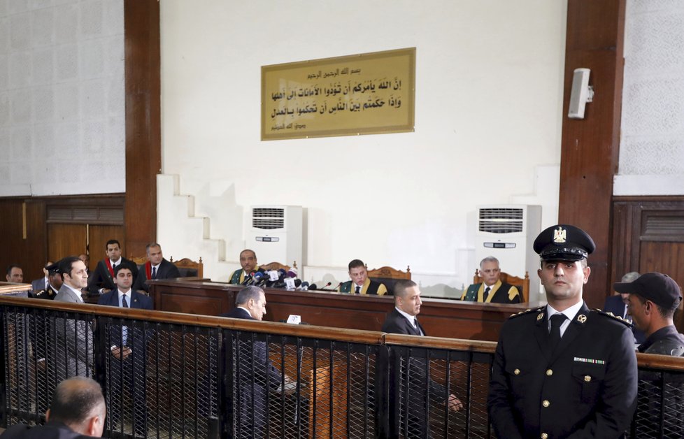 Devadesátiletý egyptský exprezident Mubarak svědčil u soudu proti svému nástupci, exprezidentovi Mursímu.
