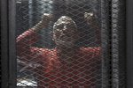 Egyptský soud  s podporovateli svrženého islamistického exprezidenta Mursího odsoudil 75 lidí k smrti.