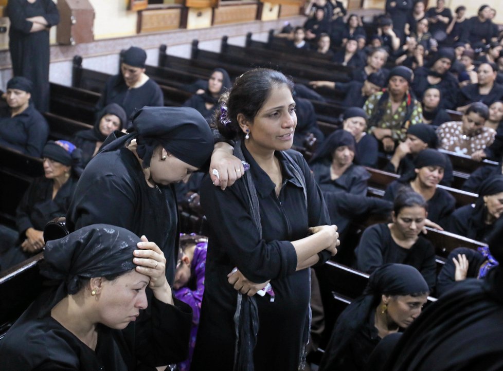 Pohřební průvod, pieta za koptské křesťany zabité při teroristickém útoku v Egyptě.
