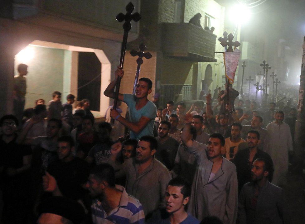 Střelci zabili v Egyptě nejméně 28 místních křesťanů.