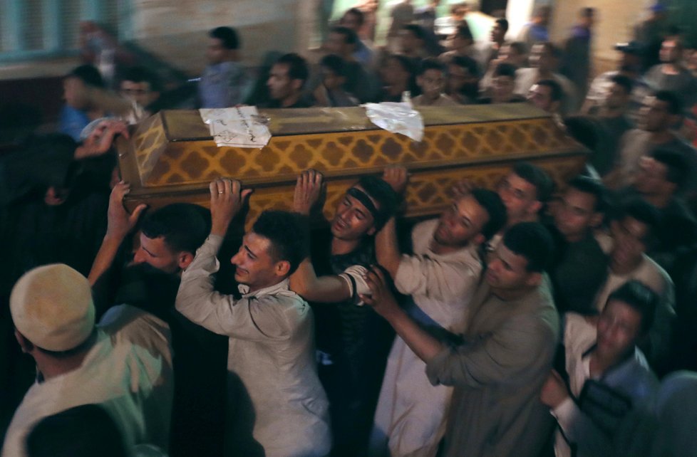 Střelci zabili v Egyptě nejméně 28 místních křesťanů.