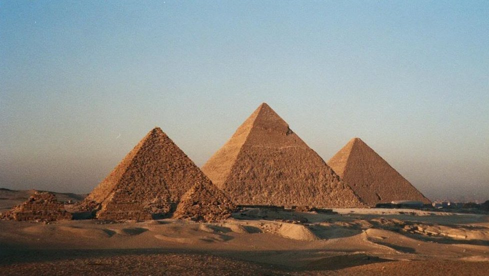 Pyramidy jsou v Egyptě nejnavštěvovanější památkou.