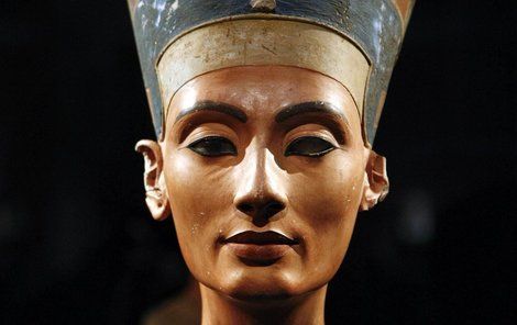 Synonymum krásy! Nefertiti byla staroegyptská královna 18. dynastie v době Nové říše, velká královská manželka faraona Achnatona. Její jméno se stalo synonymem krásy. Dnes je proslulá hlavně kvůli nádhernému obličeji a nezvykle jemným rysům.