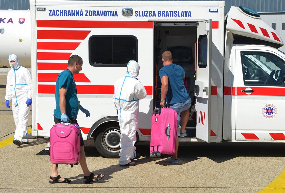 Teprve 13měsíční holčička ze Slovenska se nakazila v Egyptě neznámým virem. I s rodinou ji dopravil vládní speciál zpět domů. Všichni jsou teď v nemocnici.