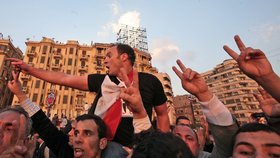 Egypťané slaví vítězství. V ulicích jsou miliony lidí