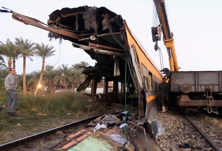 Dělníci odklízejí trosky vlaku, který v noci na dnešek vykolejil v Egyptě