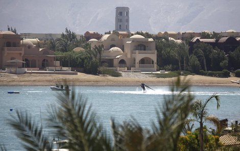 Manželé byli nalezeni zahrabaní na zahradě vily letoviska Hurghada u Rudého moře.