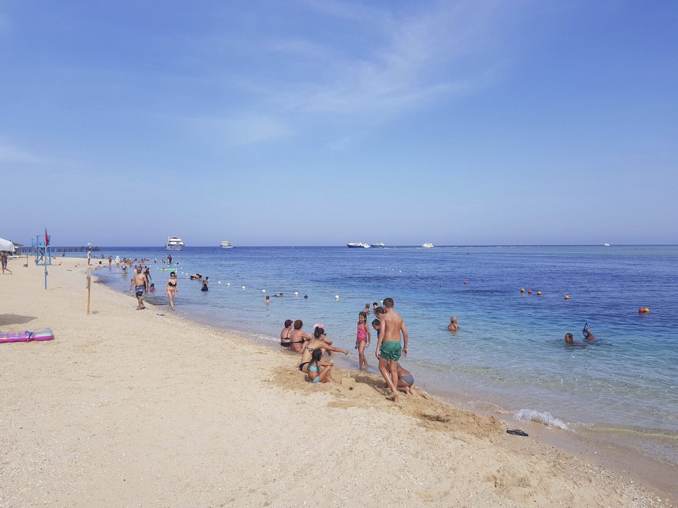 V resortu Port Ghalib lidé smějí jen do mělké vody.